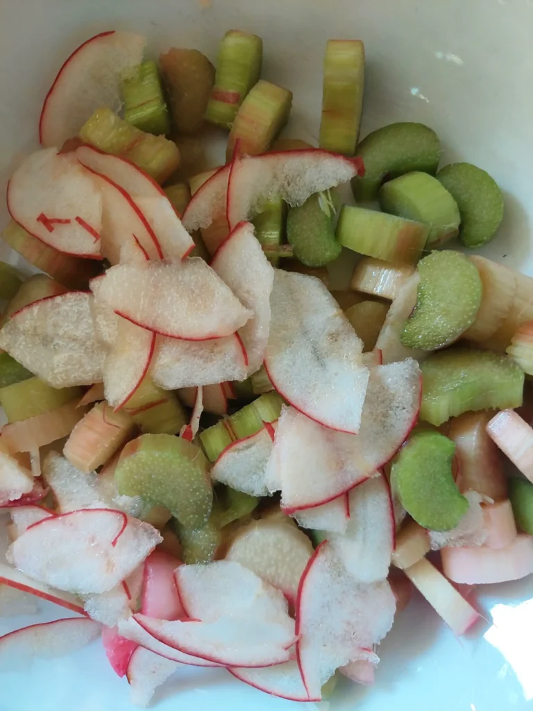 Äpfel und Rhabarber in feine Scheiben schneiden