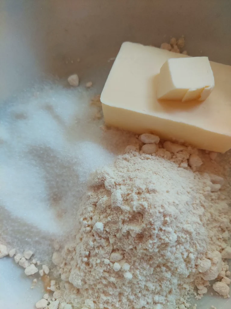 Für das Crumble alle Zutaten zu einem glatten Teig verkneten