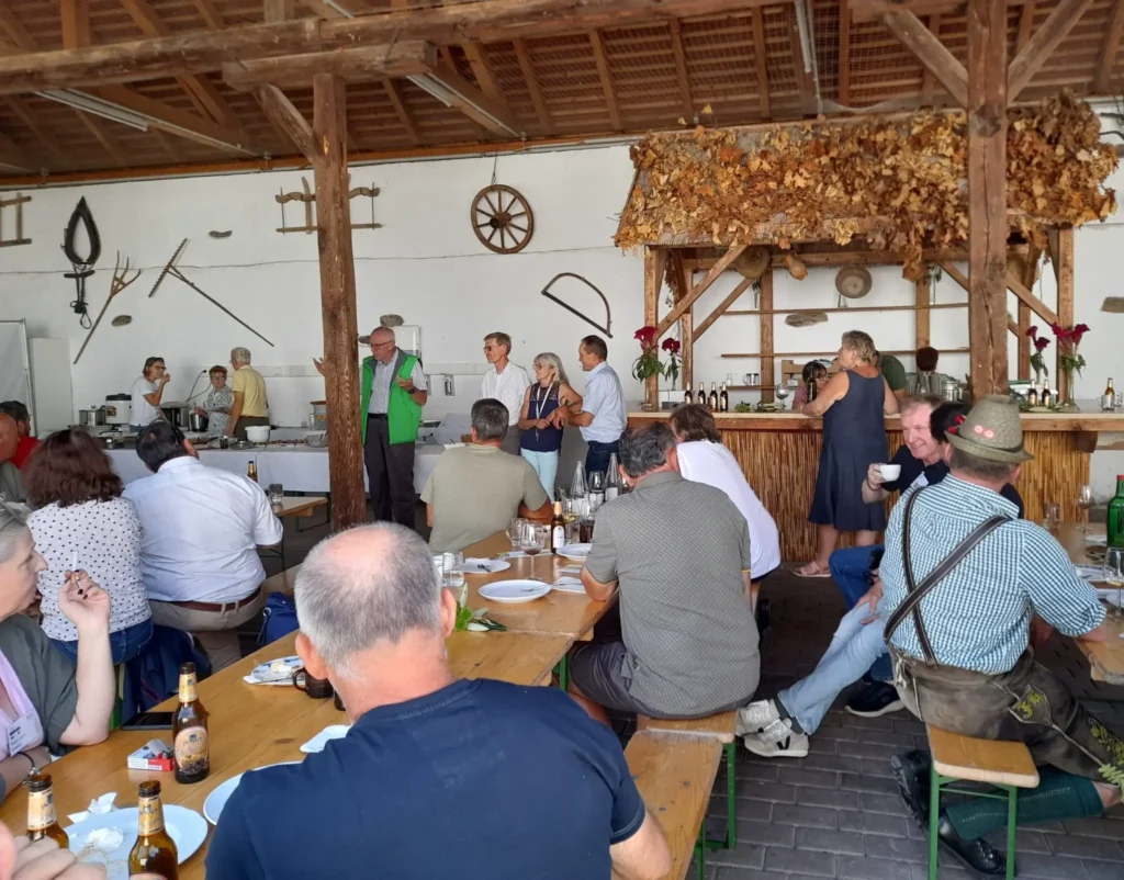 Die Besucher genießen ihre Mahlzeit