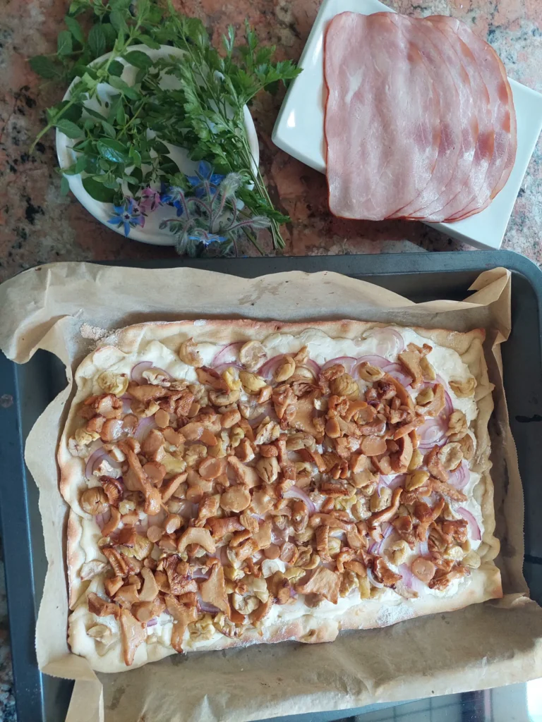 Aus dem Ofen nehmen, mit Schinken belegen mit Kräutern und Kastanien dekorieren