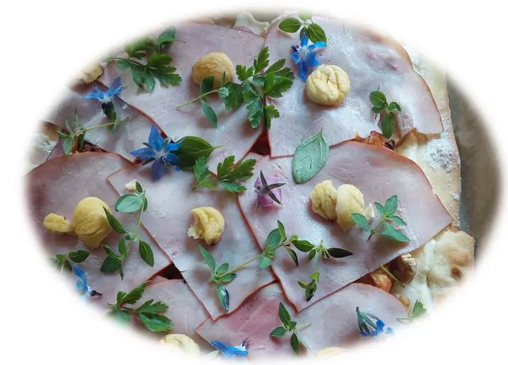 Flammkuchen mit Eierschwammerl und Kastanien