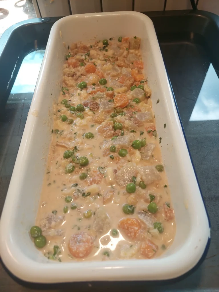 Die Masse in eine bebutterte Terrinenform füllen und die Terrine in einen mit zu 2/3 mit Wasser gefülltnen Bräter stellen und ab in den Ofen – für eie Stunde