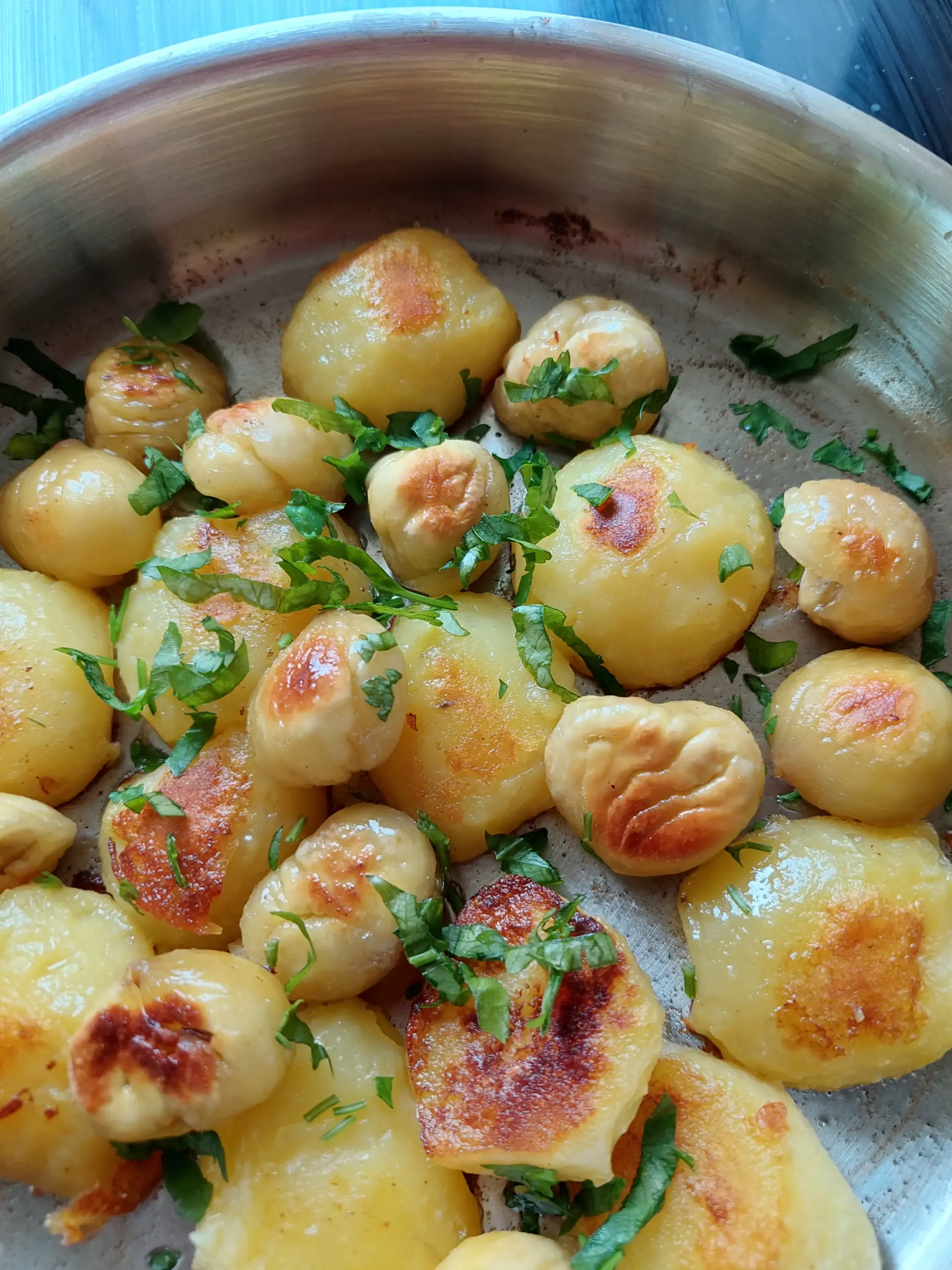 Gebratene Kartoffeln und Kastanien