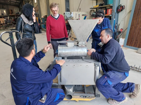 Die Schälmaschine wird erklärt