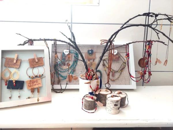 Schmuck aus Kastanienholz